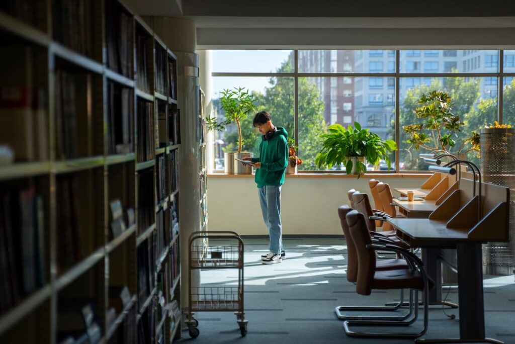 Studente in biblioteca.