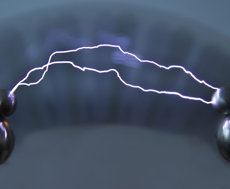 Un fenomeno di elettrodinamica creato artificialmente da una scarica elettrica nell'aria.