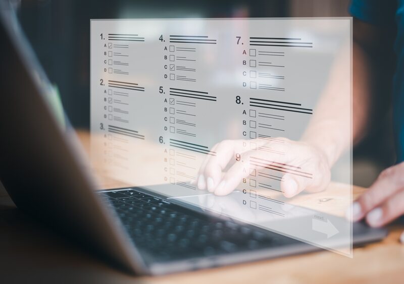 Gli studenti fanno quiz online attraverso il sito dell'università.