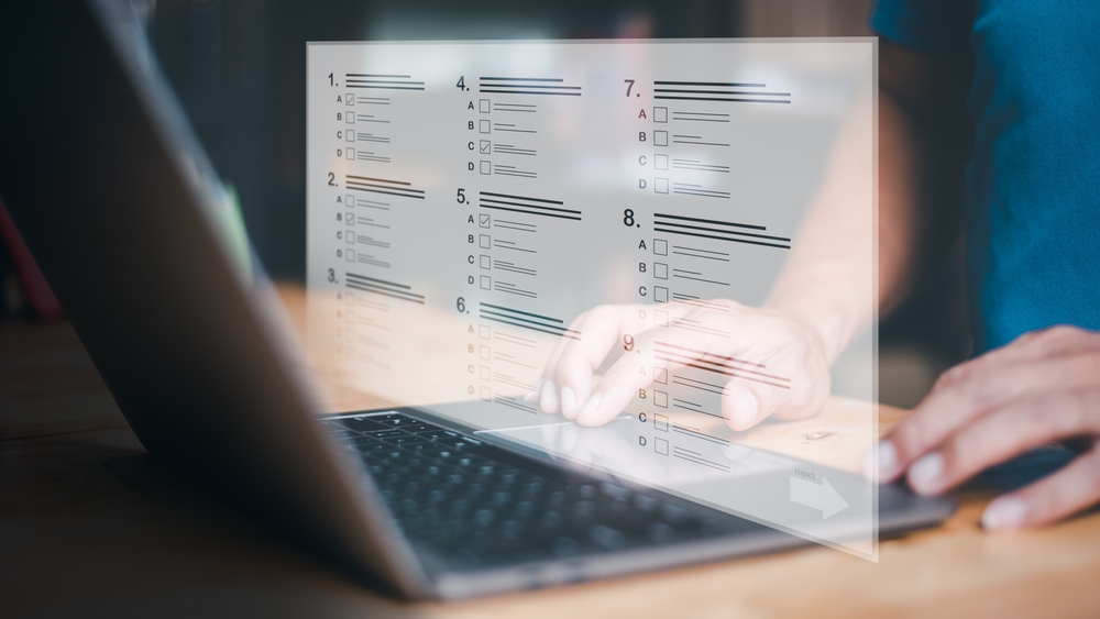 Gli studenti fanno quiz online attraverso il sito dell'università.