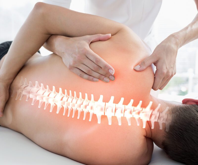 Un'immagine digitale composta che evidenzia le ossa di un uomo durante una sessione di fisioterapia.