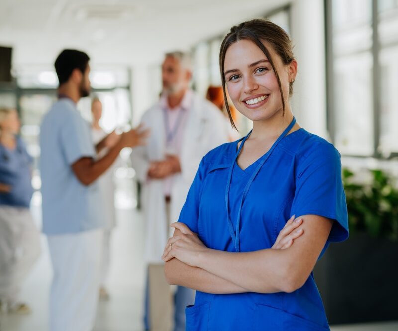 Primo piano di una giovane infermiera nel corridoio di un ospedale.