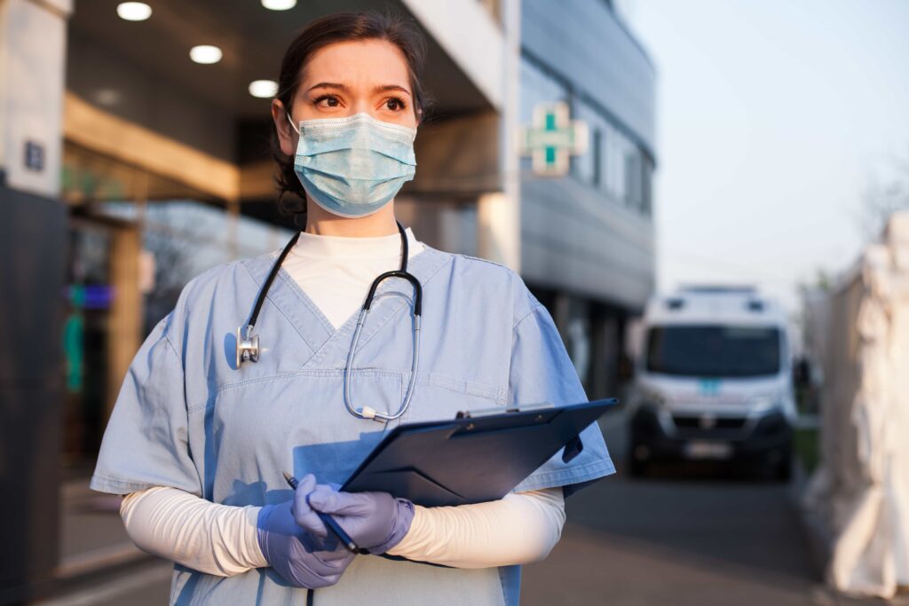 Medico d'emergenza-urgenza fuori dal reparto dell'ospedale.