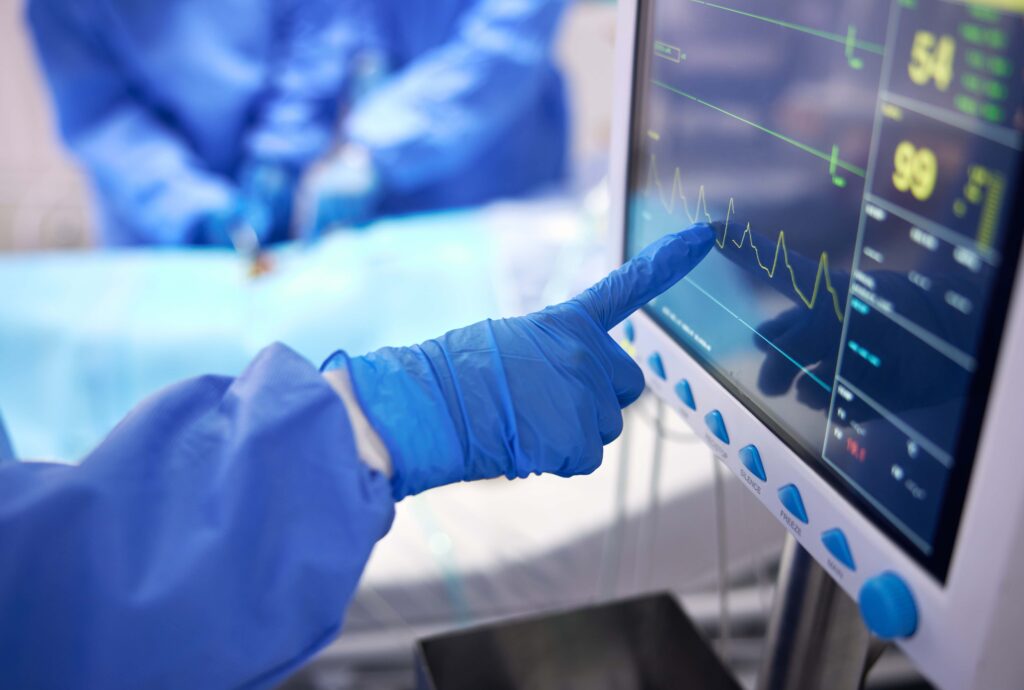 Medico con specializzazione in cardiologia che analizza l'elettrocardiogramma di un paziente.