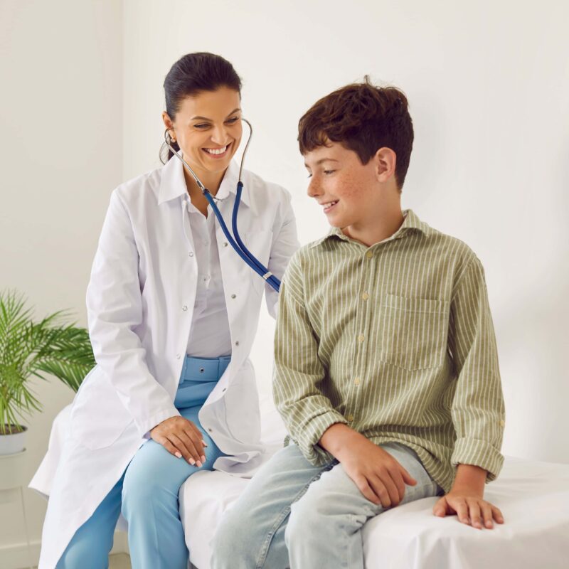 Medico con la specializzazione in pediatria insieme a un paziente per esaminare il suo cuore o i suoi polmoni con uno stetoscopio.