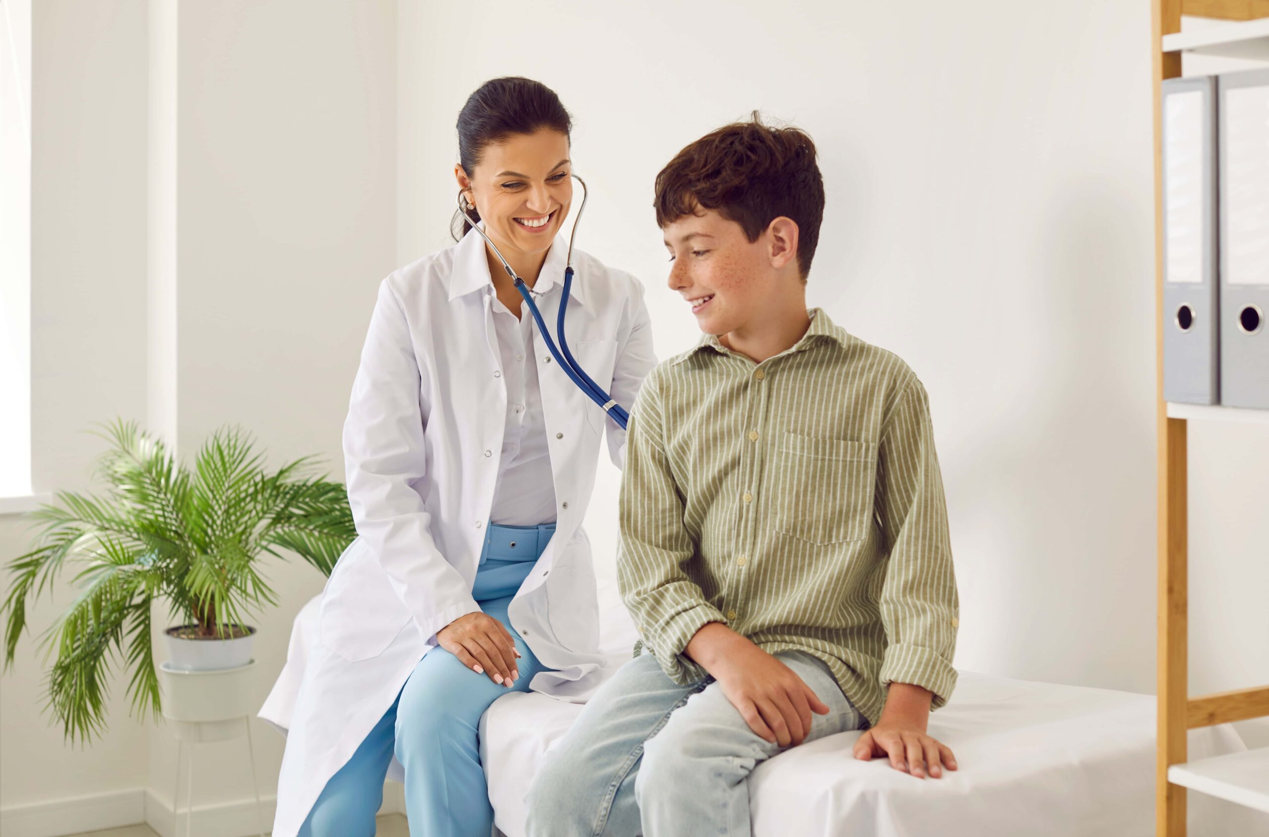 Medico con la specializzazione in pediatria insieme a un paziente per esaminare il suo cuore o i suoi polmoni con uno stetoscopio.