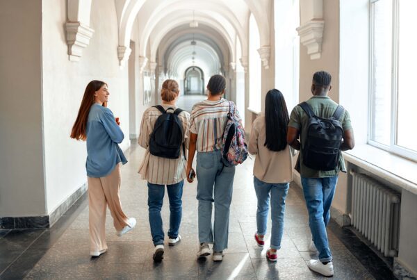 Studenti universitari che camminano nel corridoio dell'univeristà.