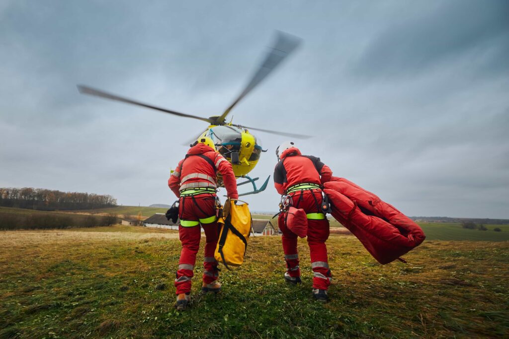 Medici d'emergenza-urgenza mentre svolgono operazioni di elisoccorso.