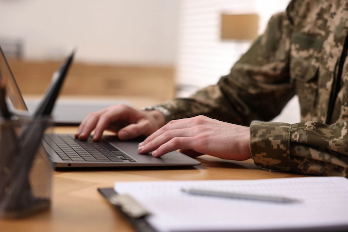 Studente dell'Accademia Militare che scrive al computer