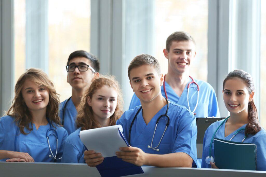 Studenti di medicina che si esercitano con i quiz per la prova del Concorso SSM.