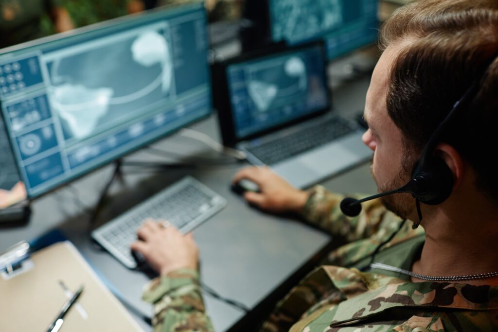 Ufficiale delle Forze Armate seduto davanti allo schermo del computer durante la formazione in Accademia Militare.