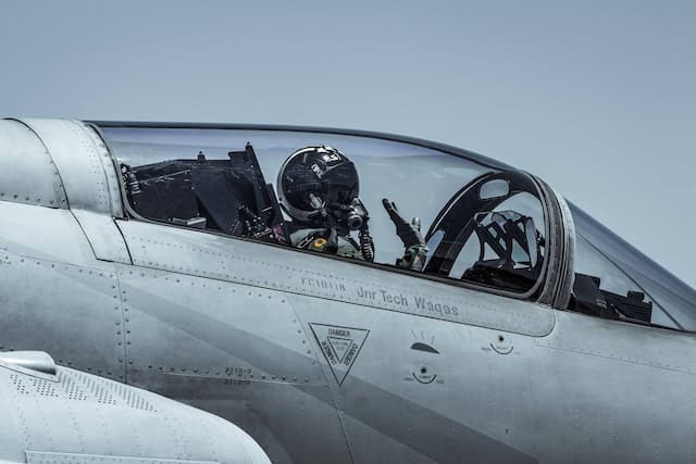 pilota di jet all'interno del velivolo durante il concorso vfi aeronautica