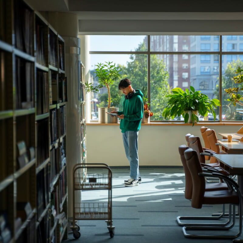 Studente in biblioteca