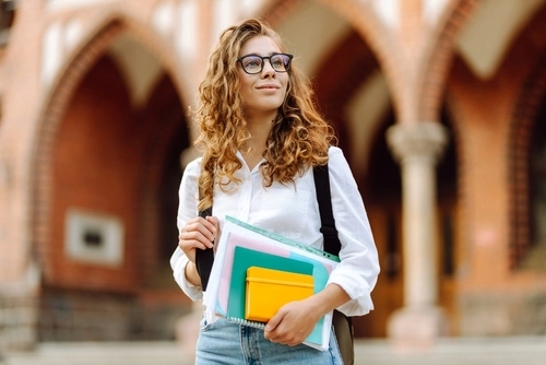 ragazza si guarda intorno fuori dall'università pensando a Cambiare Facoltà