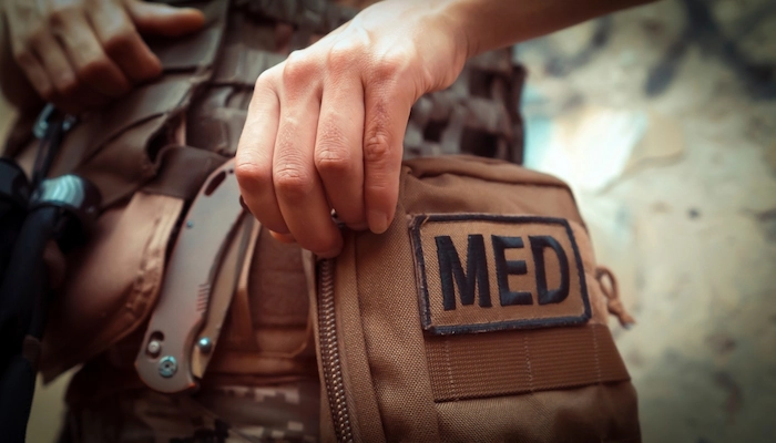 un operatore mostra come diventare medico militare aprendo una borsa per mostrare gli attrezzi del mestiere