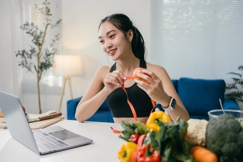 consulente nutrizionista parla con una cliente online con davanti un pc