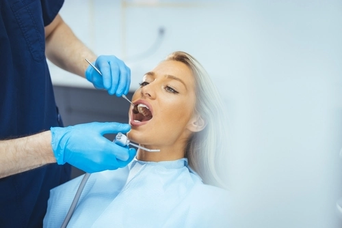 igienista dentale visita una donna in uno studio medico