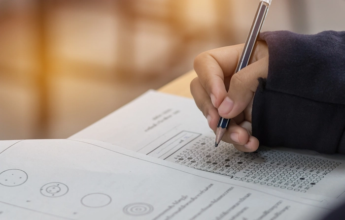 studente prova i test attitudinali per entrare nell'esercito