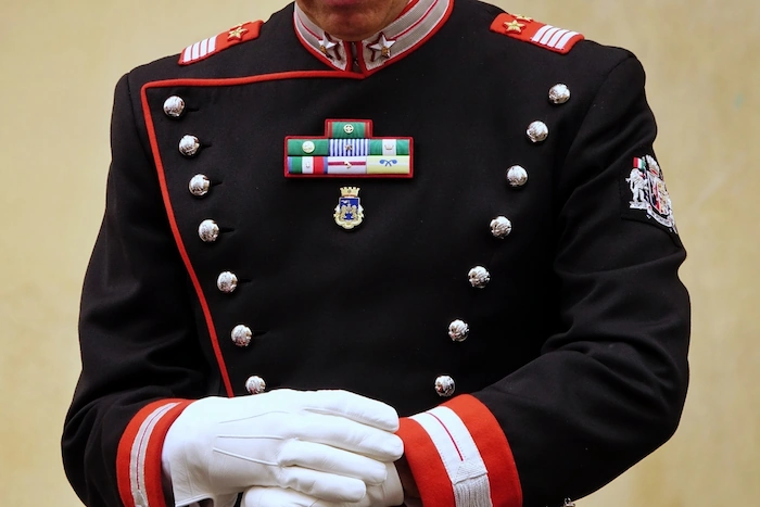 carabiniere in alta uniforme in posa come mostra come diventare carabiniere