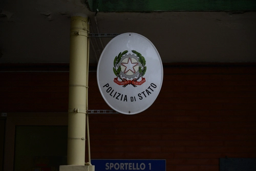placca al di fuori della caserma dove si impara come diventare poliziotto