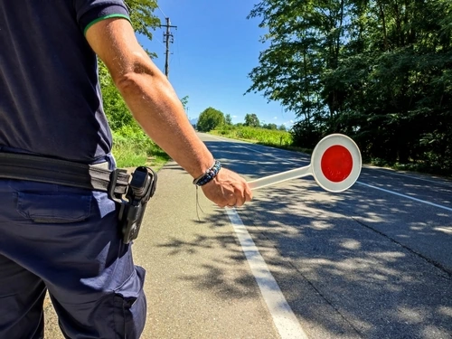 polizia fa un posto di blocco dopo aver imparato come si diventa poliziotto