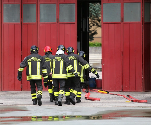 Pompieri in divisa che entrano nella caserma durante il cambio turno, scena rappresentativa di come diventare Vigile del Fuoco