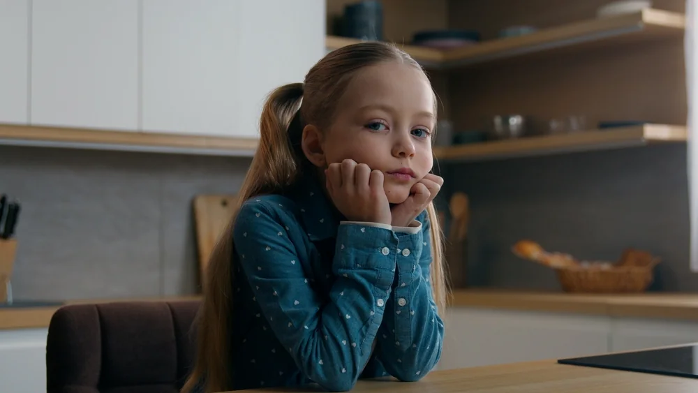 bambino pensieroso perché ha difficoltà scolastiche e ha bisogno di ripetizioni