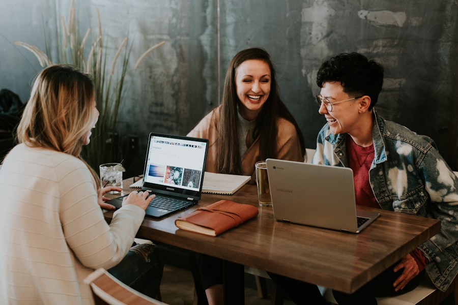 Docenti al lavoro con il computer