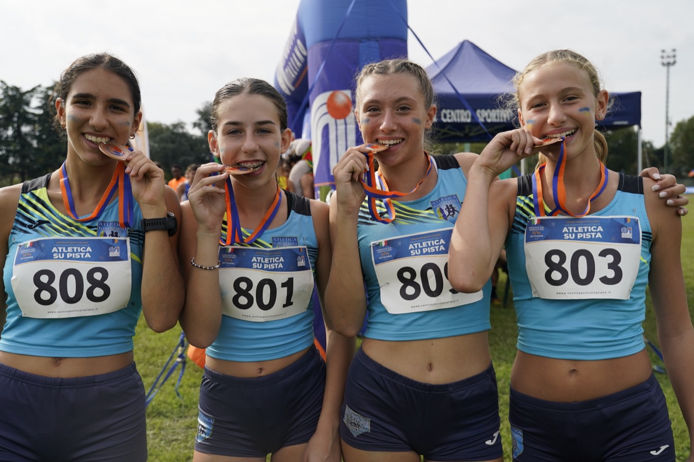 Giovani atlete CSI con le medaglie dopo una gara di atletica