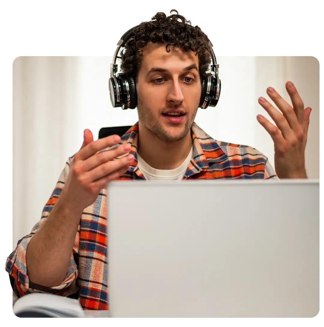 Coordinatore didattico Futura in videochiamata con uno studente, con cuffie e laptop